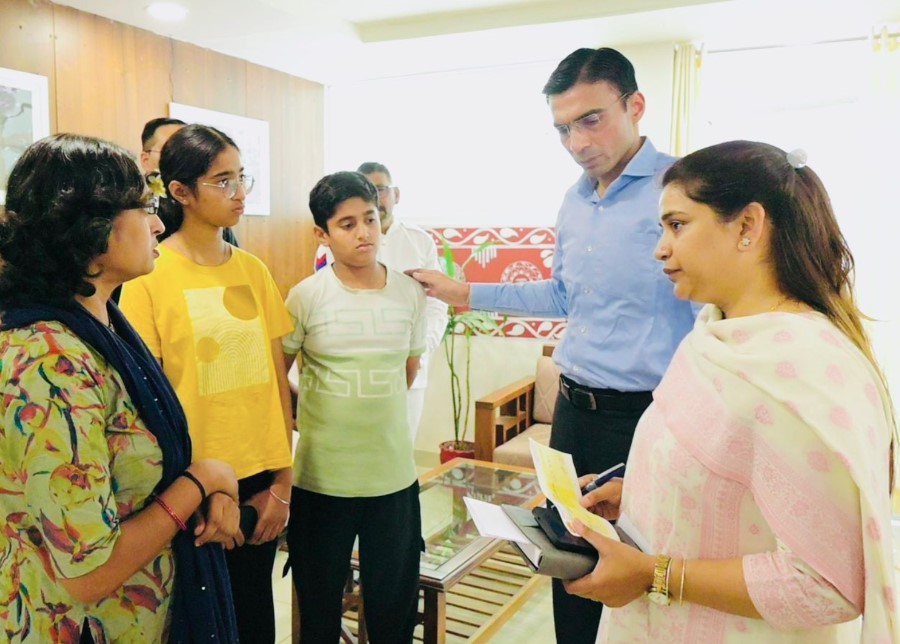 कैंसर पीड़ित विधवा महिला की मदद को आगे आया जिला प्रशासन