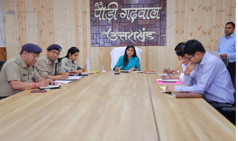 फर्जी और अवैध शस्त्र लाइसेंसों पर सख्ती, डीएम स्वाति भदौरिया ने दिए कड़े निर्देश