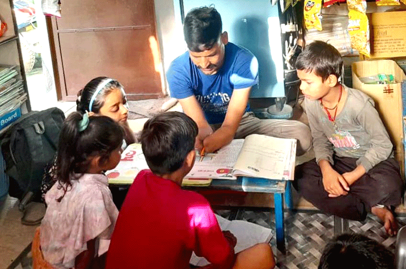 दुर्घटना में दोनों हाथ गंवा चुके मनीष को जिला प्रशासन रायफल क्लब फंड से दी रूपये 50 हजार की आर्थिक सहायता