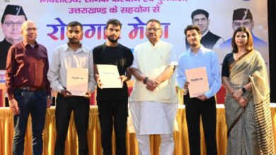 सैनिक कल्याण मंत्री गणेश जोशी ने चयनित लोगों को सौंपे नियुक्ति पत्र