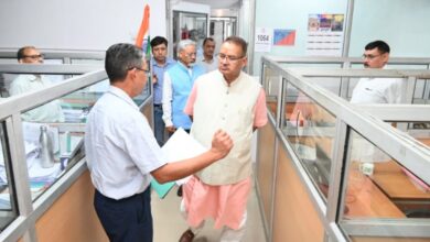 इलेक्ट्रिक स्कूटर से उपनल मुख्यालय पहुंचे मंत्री गणेश जोशी, किया औचक निरीक्षण