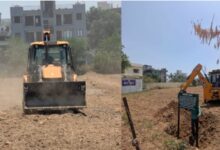 अजबपुर कला में आठ बीघा में की जा रही अवैध प्लॉटिंग पर चला एमडीडीए का बुलडोजर