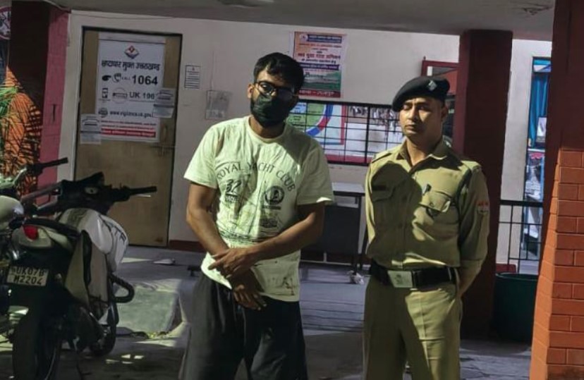 शराब पीकर सड़क पर हंगामा करने वाला कार चालक गिरफ्तार, वाहन सीज