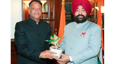 राज्यपाल से मिले मुख्य विकास अधिकारी अरविंद कुमार पांडेय