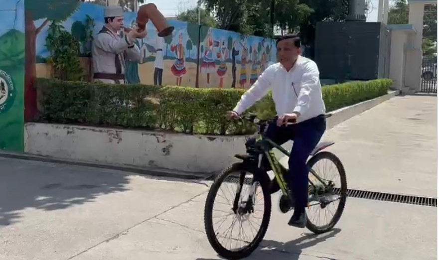 जब अफसर खुद बने मिसाल : साइकिल से दफ्तर पहुंचे बंशीधर तिवारी