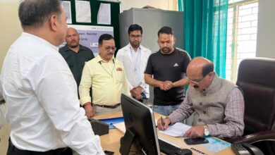 स्वास्थ्य मंत्री सुबोध उनियाल ने किया गरमपानी सामुदायिक स्वास्थ्य केंद्र का औचक निरीक्षण