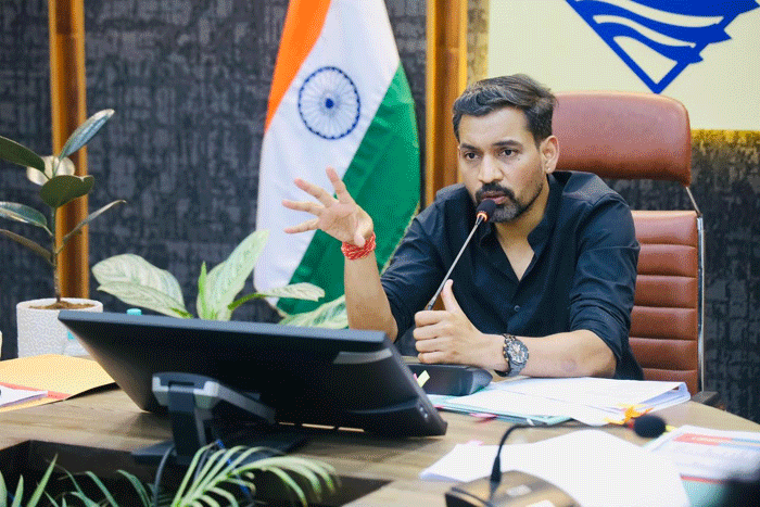 सीएम हेल्पलाइन में लंबित शिकायतों पर जिलाधिकारी सख्त, जिलाधिकारी ने विभागों को दी कड़ी हिदायत