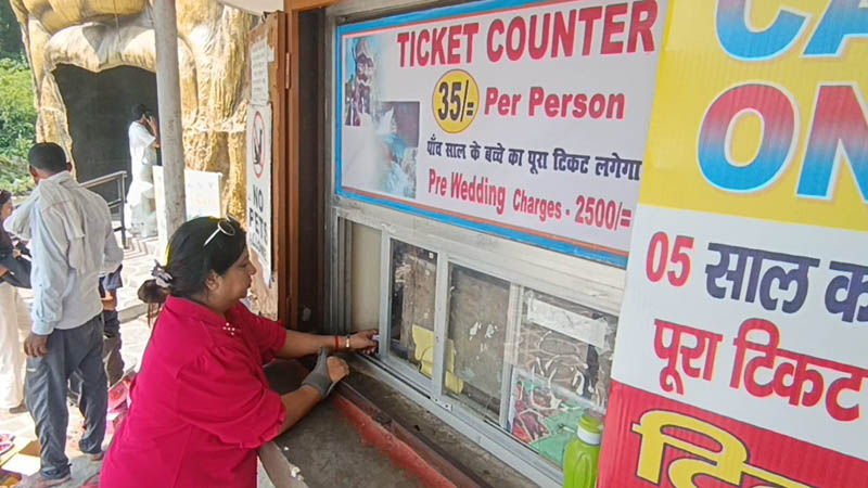 गढ़ी कैंट स्थित गुचुपानी में पर्यटकों का लगा जमावड़ा, ठंडे पानी से मिटा रहे थकान