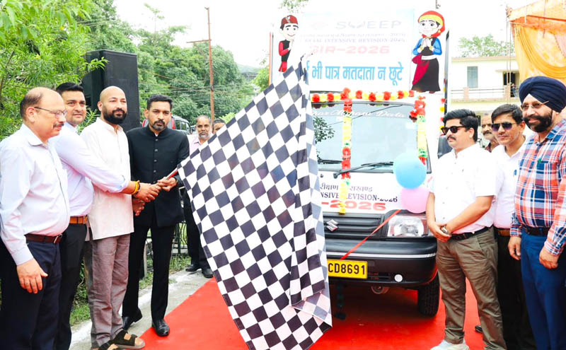 मतदाता सूची के विशेष पुनरीक्षण को जन आंदोलन बनाने की अपील, जिलाधिकारी ने रवाना किए जागरूकता रथ