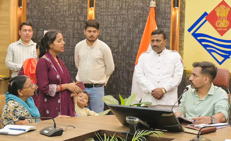समाधान दिवस में जिलाधिकारी ने सुनीं 194 जन शिकायतें, समयबद्ध निस्तारण के सख्त निर्देश