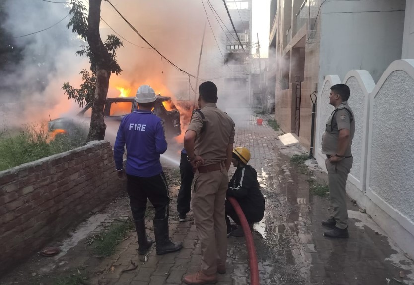 देहरादून के दून विहार में नई स्कॉर्पियो में लगी भीषण आग, टला बड़ा हादसा देहरादून के दून विहार में नई स्कॉर्पियो में लगी भीषण आग, टला बड़ा हादसा