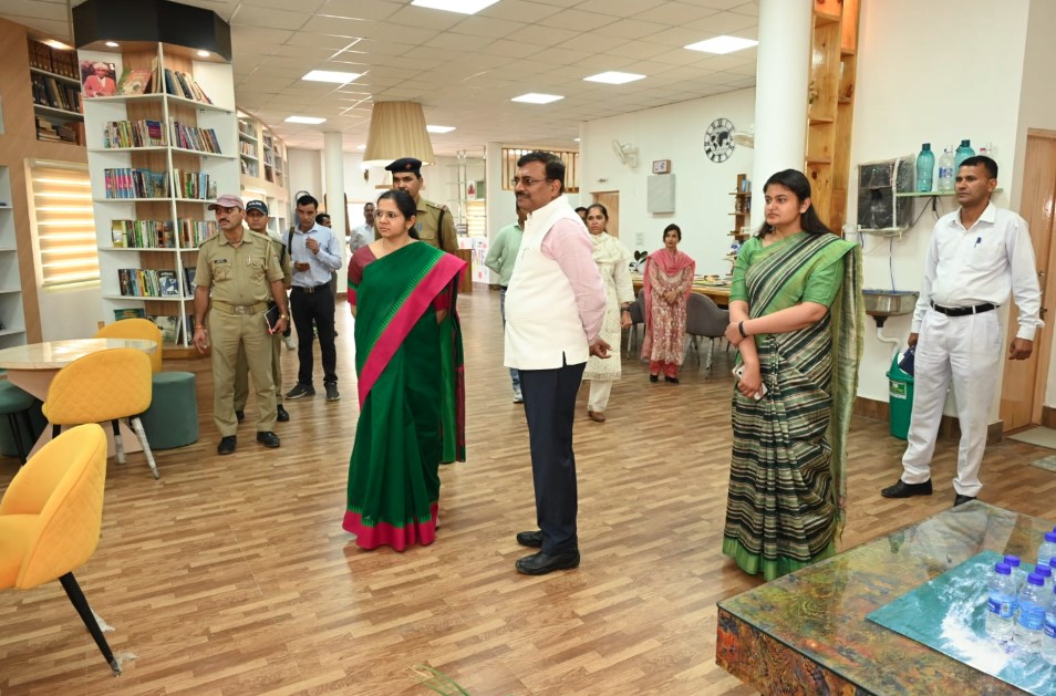 मुख्य सचिव आनन्द बर्द्धन ने विद्यालय, आँगनबाड़ी केन्द्र, पुस्तकालय एवं खेल सुविधाओं का किया निरीक्षण