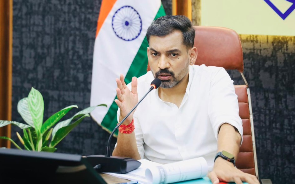 सीएम घोषणाओं के क्रियान्वयन में लापरवाही बर्दाश्त नहीं, डीएम ने दिए कड़े निर्देश