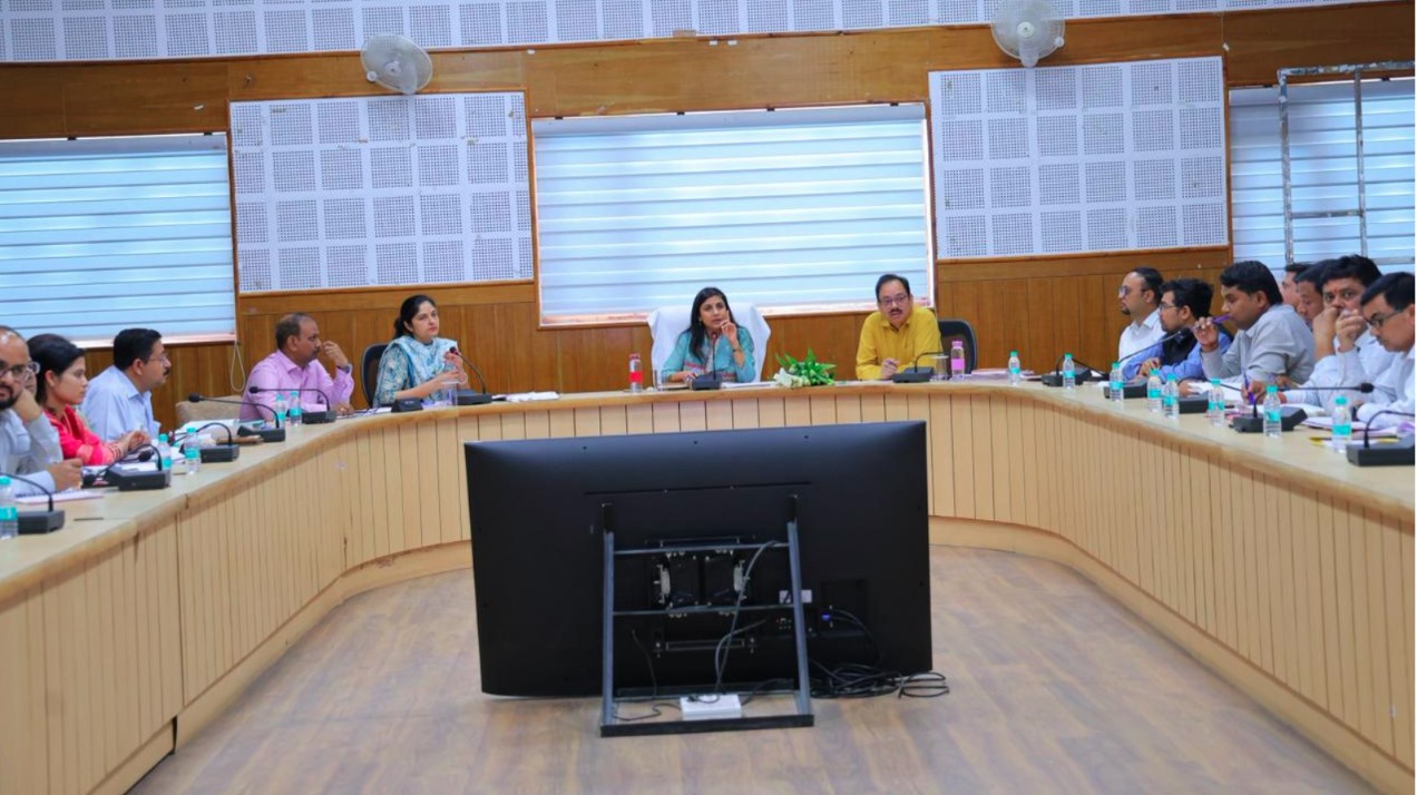 बीडीओ ग्राम पंचायतों की व्यवस्था को स्वयं जाँचकर ग्रामीणों को आत्मनिर्भर बनाने पर दें जोर : जिलाधिकारी