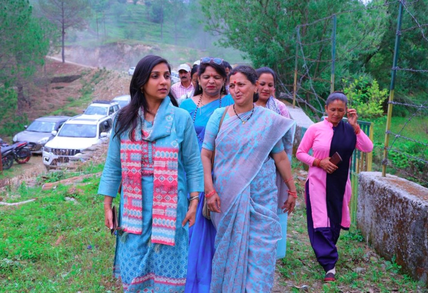 दूरस्थ गांवों तक पहुंचीं जिलाधिकारी, अस्पताल, बाजार और चौपालों में पहुंचकर जानी लोगों की समस्याएं