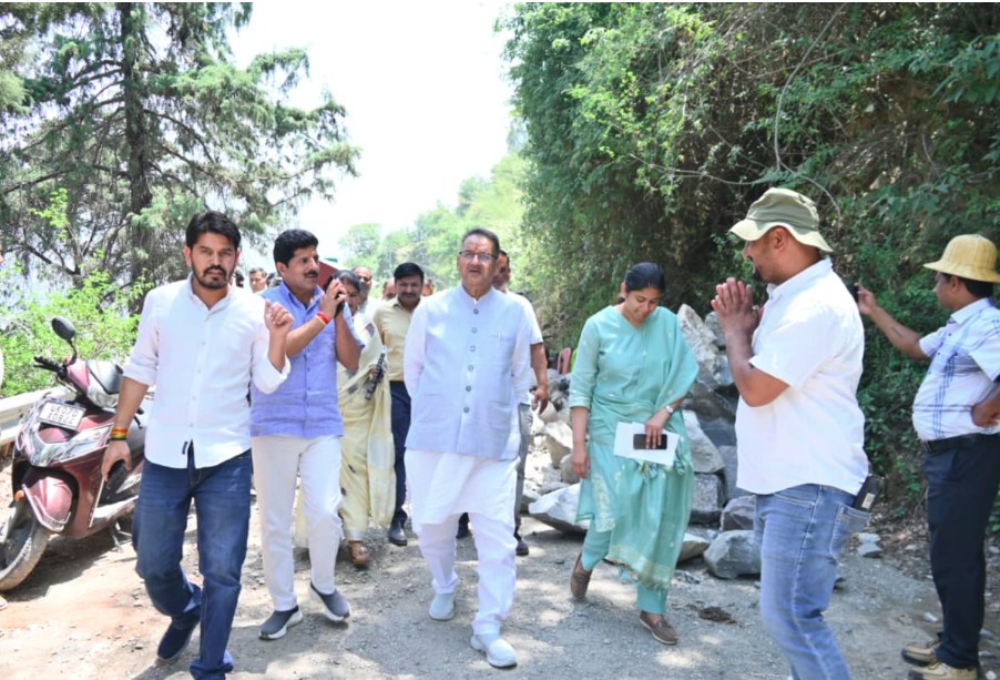 मंत्री गणेश जोशी ने टिहरी में चारधाम यात्रा मार्ग का किया निरीक्षण, दिए गुणवत्तापूर्ण कार्य के निर्देश मंत्री गणेश जोशी ने टिहरी में चारधाम यात्रा मार्ग का किया निरीक्षण, दिए गुणवत्तापूर्ण कार्य के निर्देश