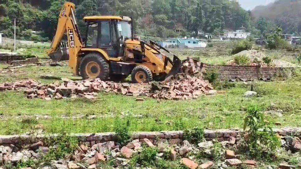 एमडीडीए की सख्ती- अतुल्यम रिजॉर्ट के पास 10 बीघा में अवैध प्लाटिंग ध्वस्त एमडीडीए की सख्ती- अतुल्यम रिजॉर्ट के पास 10 बीघा में अवैध प्लाटिंग ध्वस्त