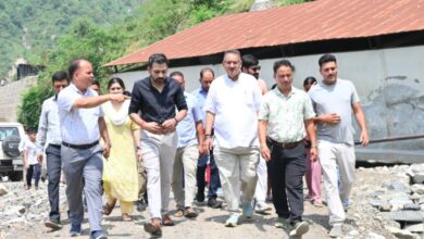 कैबिनेट मंत्री गणेश जोशी ने कार्लीगाड़ पहुँचकर लिया आपदा राहत कार्यों का जायजा