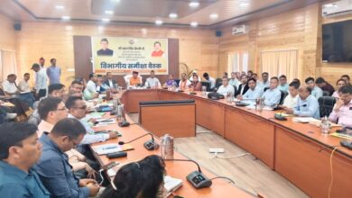 कैबिनेट मंत्री भरत सिंह चौधरी ने विभागीय समीक्षा बैठक में योजनाओं की प्रगति का लिया जायजा