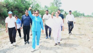 मिट्टी माथे से लगाकर बोली खेल मंत्री- “तीर्थ से कम नहीं खेल विश्वविद्यालय”