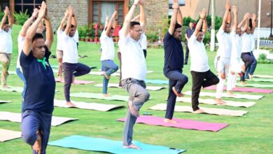 मुख्यमंत्री धामी ने अधिकारियों एवं कर्मचारियों के साथ किया योगाभ्यास