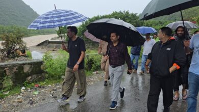 भारी बारिश के बीच डीएम मैदान में, क्षतिग्रस्त सड़कों को जल्द बहाल करने के निर्देश