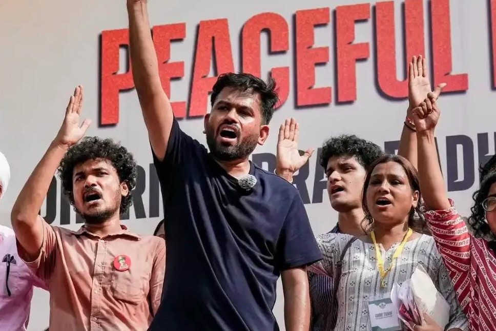 सोनम वांगचुक को अस्पताल ले जाने के बाद आंदोलन तेज, अभिजीत दीपके ने भूख हड़ताल का किया ऐलान सोनम वांगचुक को अस्पताल ले जाने के बाद आंदोलन तेज, अभिजीत दीपके ने भूख हड़ताल का किया ऐलान