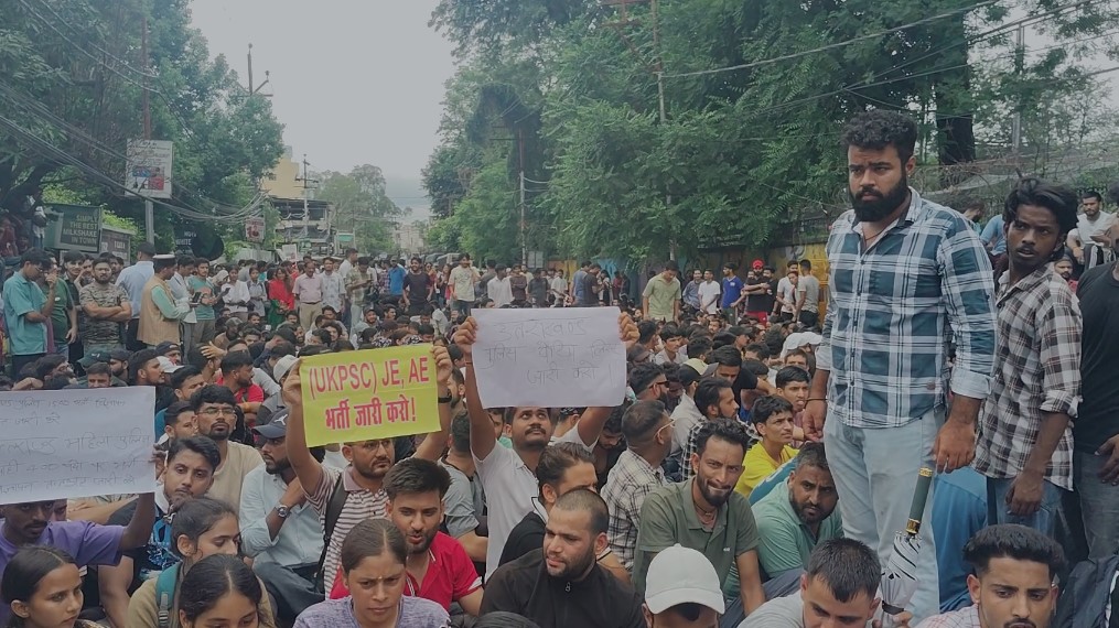 देहरादून में बेरोजगार युवाओं का सचिवालय कूच, सरकार के खिलाफ किया प्रदर्शन देहरादून में बेरोजगार युवाओं का सचिवालय कूच, सरकार के खिलाफ किया प्रदर्शन
