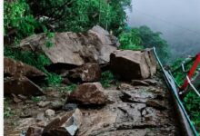 जंगलचट्टी क्षेत्र में केदारनाथ पैदल मार्ग पर गिरे बोल्डर, यात्रा पर लगी अस्थायी रोक