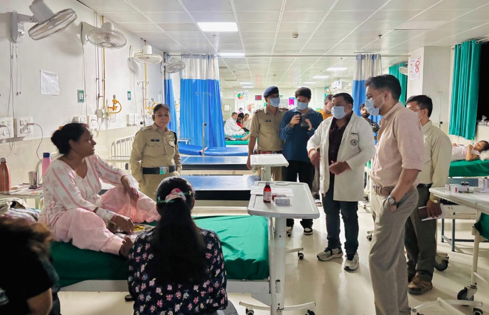 कोरोनेशन अस्पताल की बदहाली पर भड़के डीएम, व्यवस्थाएं सुधारने के दिए सख्त निर्देश