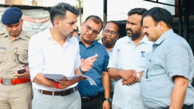 आढ़त बाजार–तहसील चौक सड़क चौड़ीकरण परियोजना का डीएम ने किया निरीक्षण