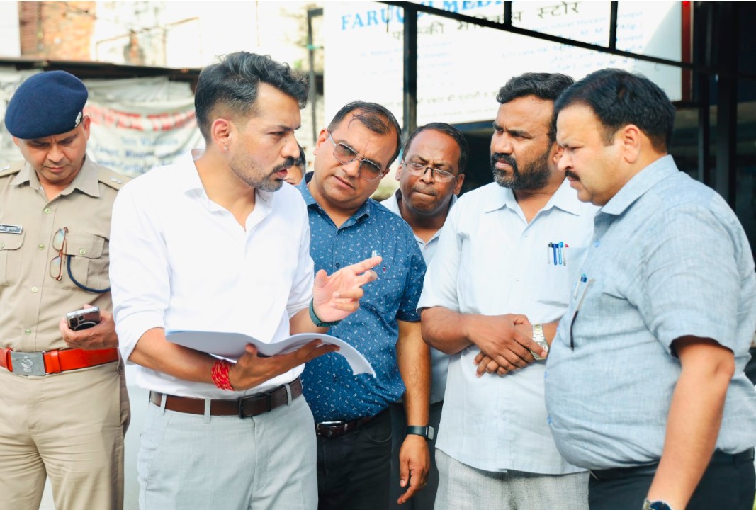 आढ़त बाजार–तहसील चौक सड़क चौड़ीकरण परियोजना का डीएम ने किया निरीक्षण