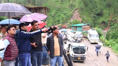 डीएम प्रशांत आर्य ने स्यानाचट्टी के भूस्खलन प्रभावित क्षेत्र का किया स्थलीय निरीक्षण