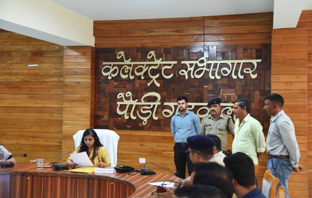 जनता मिलन में 21 शिकायतों पर डीएम सख्त, समयबद्ध एवं संतोषजनक निस्तारण के दिए निर्देश जनता मिलन में 21 शिकायतों पर डीएम सख्त, समयबद्ध एवं संतोषजनक निस्तारण के दिए निर्देश