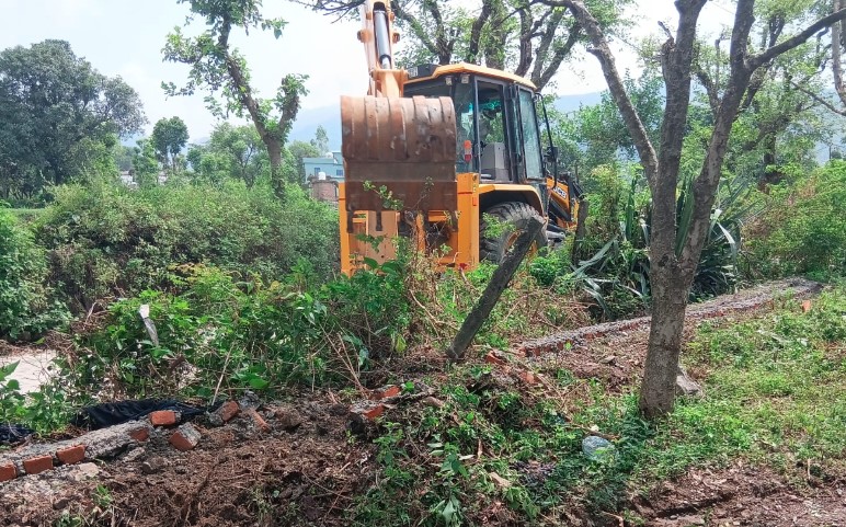 अवैध प्लॉटिंग पर चला एमडीडीए का बुलडोजर