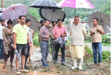 कैबिनेट मंत्री गणेश जोशी ने घट्टी गोला क्षेत्र के संपर्क मार्ग का स्थलीय निरीक्षण कर लिया व्यवस्थाओं का जायजा