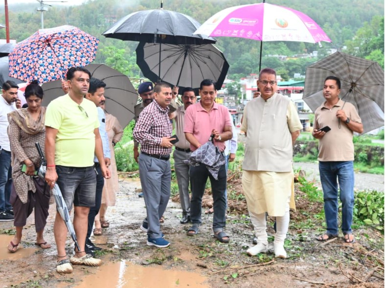 कैबिनेट मंत्री गणेश जोशी ने घट्टी गोला क्षेत्र के संपर्क मार्ग का स्थलीय निरीक्षण कर लिया व्यवस्थाओं का जायजा कैबिनेट मंत्री गणेश जोशी ने घट्टी गोला क्षेत्र के संपर्क मार्ग का स्थलीय निरीक्षण कर लिया व्यवस्थाओं का जायजा