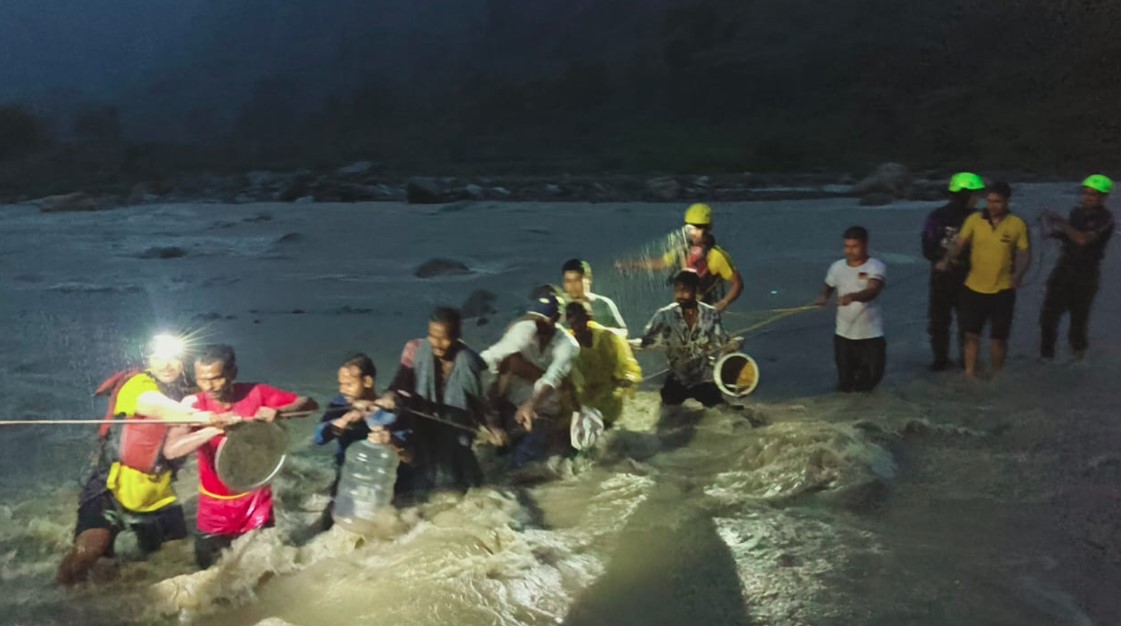 संतला देवी मंदिर के पास नदी में फंसे सात लोगों को SDRF ने निकाला सुरक्षित संतला देवी मंदिर के पास नदी में फंसे सात लोगों को SDRF ने निकाला सुरक्षित