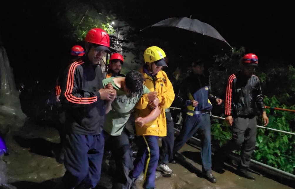 केदारनाथ पैदल मार्ग पर गहरी खाई में गिरे युवक का एसडीआरएफ ने किया सफल रेस्क्यू केदारनाथ पैदल मार्ग पर गहरी खाई में गिरे युवक का एसडीआरएफ ने किया सफल रेस्क्यू