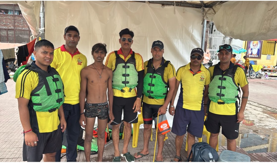 SDRF ने कांगड़ा घाट पर डूब रहे दो युवकों का किया सकुशल रेस्क्यू SDRF ने कांगड़ा घाट पर डूब रहे दो युवकों का किया सकुशल रेस्क्यू