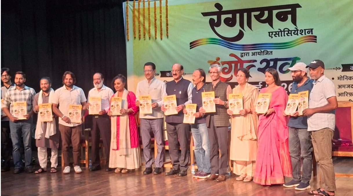 देहरादून में रंगोत्सव का आगाज़, कवियों और शायरों ने बिखेरा शब्दों का जादू देहरादून में रंगोत्सव का आगाज़, कवियों और शायरों ने बिखेरा शब्दों का जादू