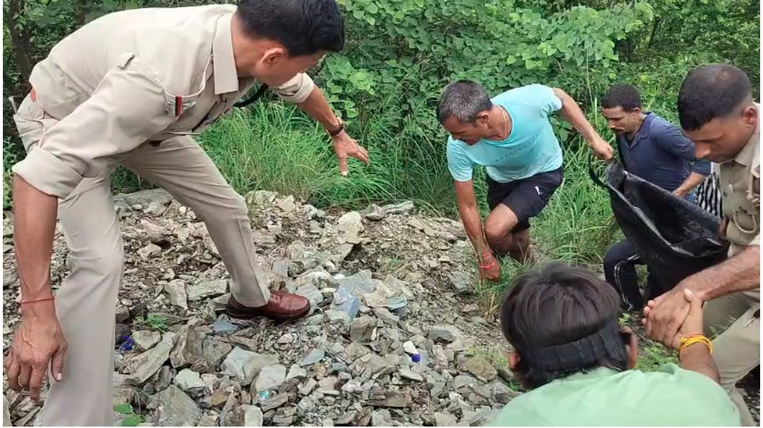 देवप्रयाग-पौड़ी मार्ग पर दर्दनाक हादसा, 250 मीटर गहरी खाई में गिरी बोलेरो, 5 की मौत देवप्रयाग-पौड़ी मार्ग पर दर्दनाक हादसा, 250 मीटर गहरी खाई में गिरी बोलेरो, 5 की मौत