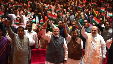 पीएम मोदी समेत NDA सांसदों ने लहराया तिरंगा, झारखंड छात्र प्रदर्शन पर संसद में प्रदर्शन