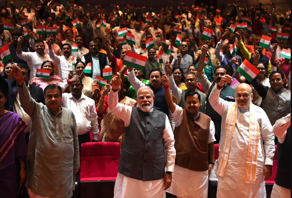 पीएम मोदी समेत NDA सांसदों ने लहराया तिरंगा, झारखंड छात्र प्रदर्शन पर संसद में प्रदर्शन पीएम मोदी समेत NDA सांसदों ने लहराया तिरंगा, झारखंड छात्र प्रदर्शन पर संसद में प्रदर्शन