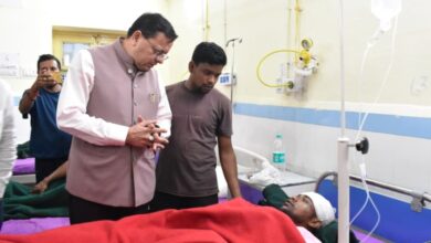 घायल श्रमिकों से मिले मुख्यमंत्री धामी, जिला अस्पताल में जाना कुशलक्षेम