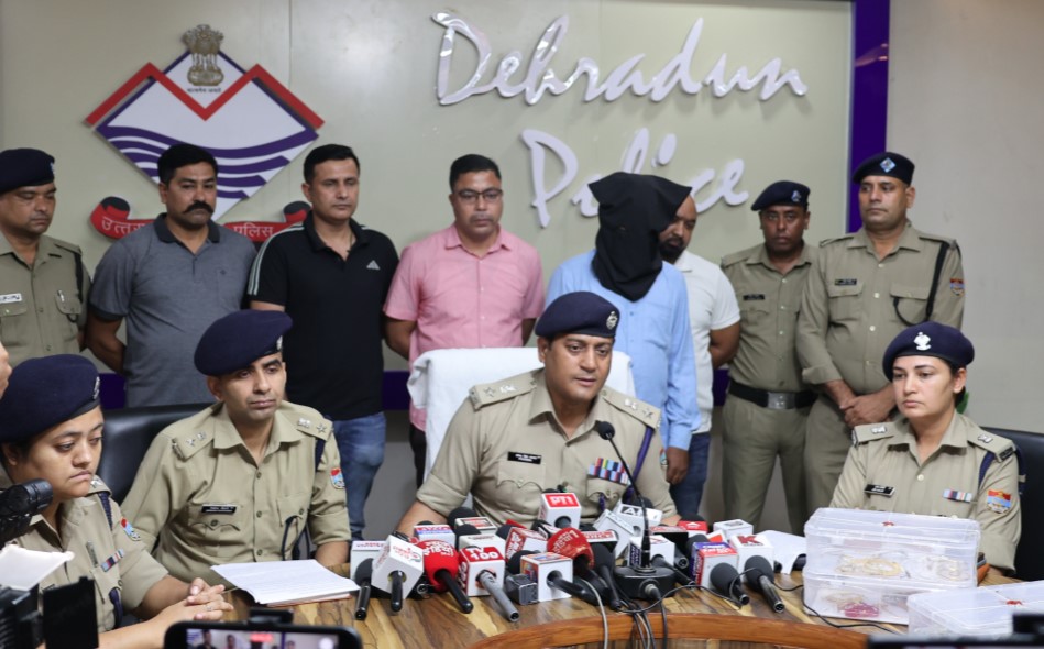 एम्स ऋषिकेश चोरी कांड का खुलासा, आंध्र प्रदेश का शातिर चोर गिरफ्तार, 50 लाख के गहने बरामद एम्स ऋषिकेश चोरी कांड का खुलासा, आंध्र प्रदेश का शातिर चोर गिरफ्तार, 50 लाख के गहने बरामद