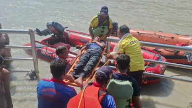 शिव घाट पर स्नान के दौरान कांवड़िया बेहोश, SDRF ने River Ambulance से पहुंचाया मेडिकल कैंप