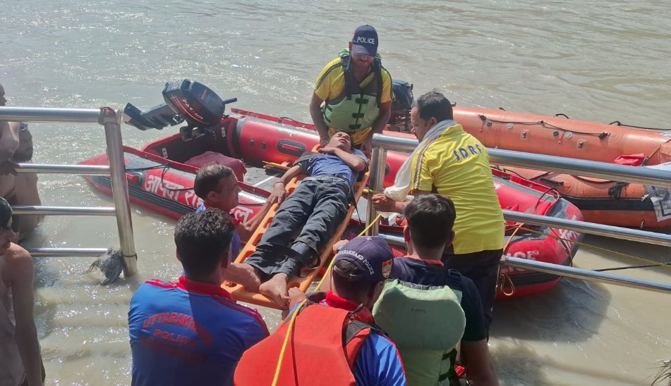 शिव घाट पर स्नान के दौरान कांवड़िया बेहोश, SDRF ने River Ambulance से पहुंचाया मेडिकल कैंप शिव घाट पर स्नान के दौरान कांवड़िया बेहोश, SDRF ने River Ambulance से पहुंचाया मेडिकल कैंप